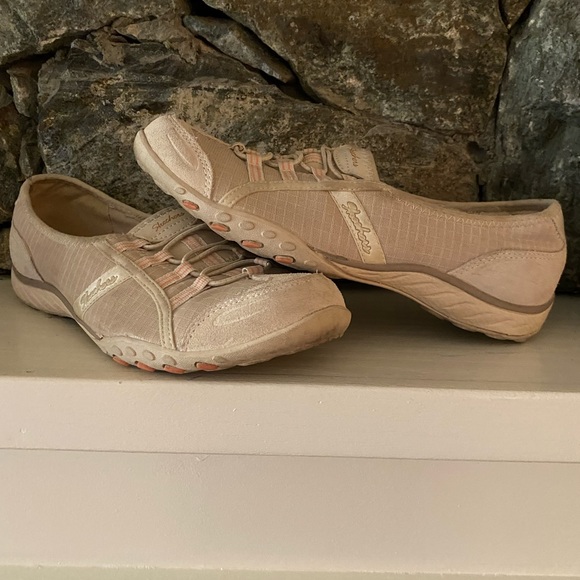 Skechers Ladies size 8.5 slip-ons. - Picture 2 of 5